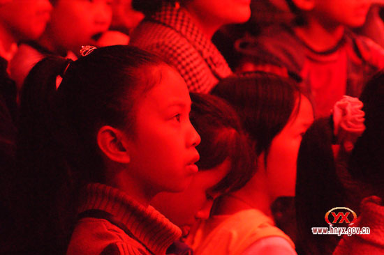 县城体育场昨晚好戏登台观众如潮