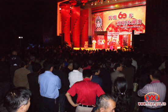 县城体育场昨晚好戏登台观众如潮