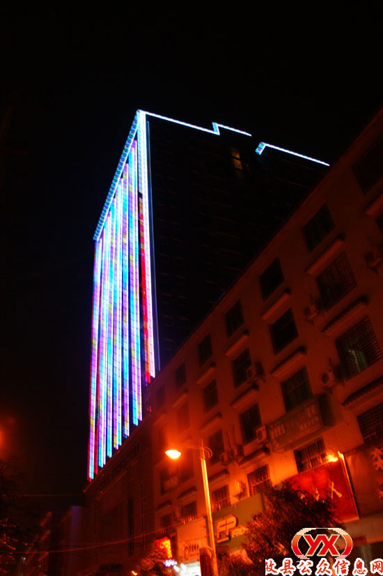 “中天国际”大厦昨晚开始亮化迎国庆（图）