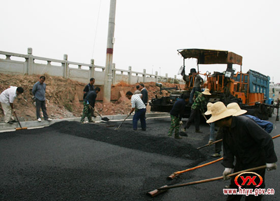 县城滨江大道路面沥青铺设今日完工（图）