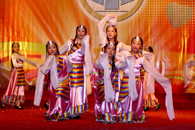 我县第四届教职工体育艺术节师生联欢晚会在艺术馆隆重举行