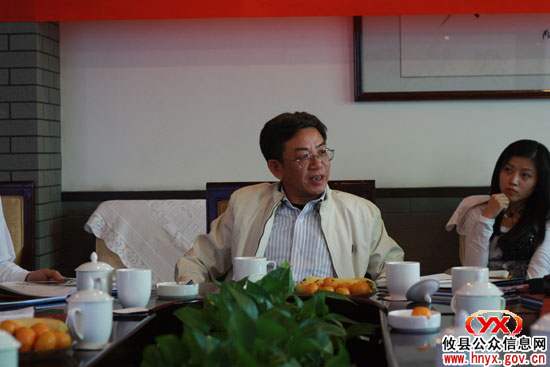 邓东亮“摄影艺术讲座”昨日在“海悦”举行