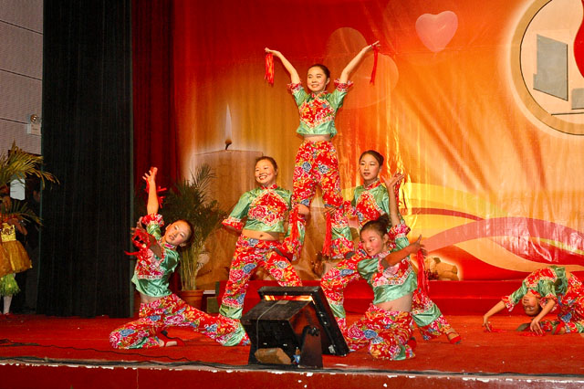 我县第四届教职工体育艺术节师生联欢晚会在艺术馆隆重举行