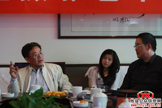 邓东亮“摄影艺术讲座”昨日在“海悦”举行