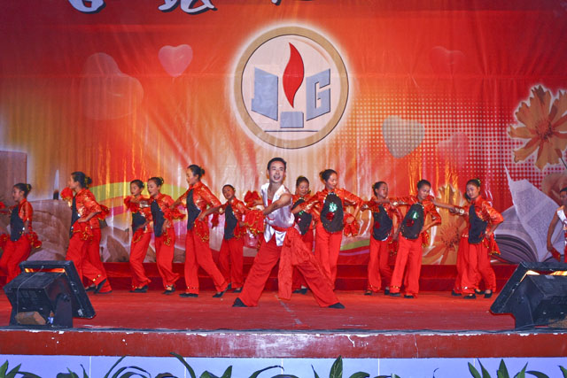 我县第四届教职工体育艺术节师生联欢晚会在艺术馆隆重举行