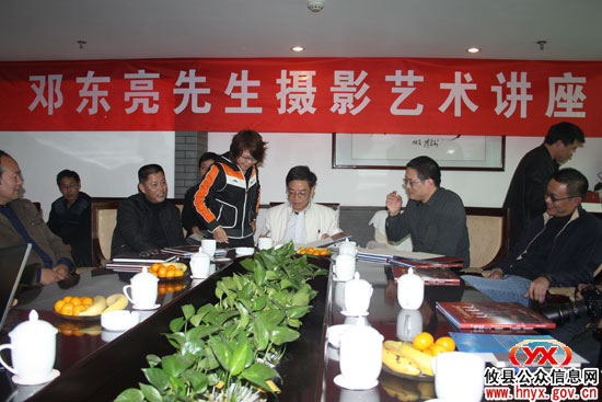 邓东亮“摄影艺术讲座”昨日在“海悦”举行