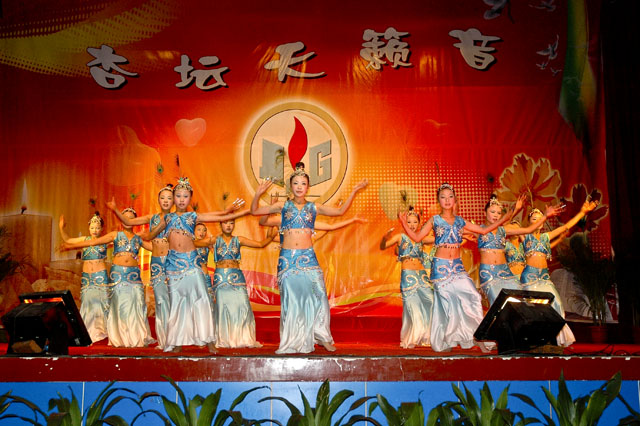 我县第四届教职工体育艺术节师生联欢晚会在艺术馆隆重举行