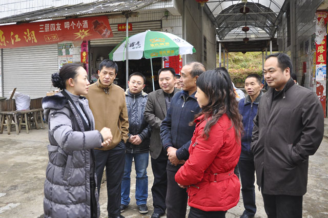 李晖、杨怀保看望村干部蓝才干