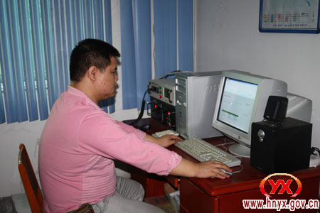 今日9时30分，我县县城鸣响防空警报