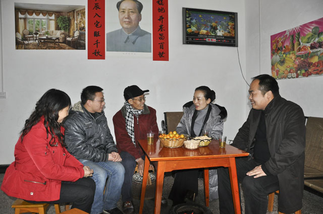 李晖、杨怀保看望村干部蓝才干