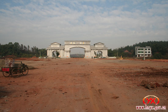 我县投资1800万正在修建城区大型休闲广场