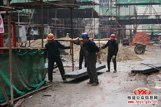 “双休”见闻：建筑工人在寒风中忙碌着