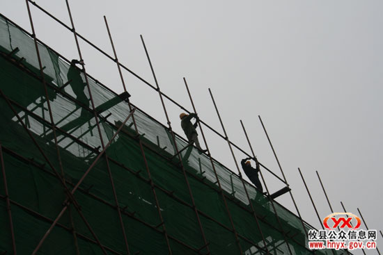 “双休”见闻：建筑工人在寒风中忙碌着