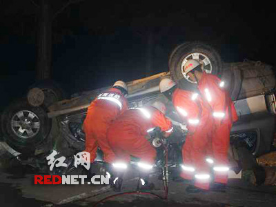 吉普车速过快四轮朝天 攸县消防成功救人