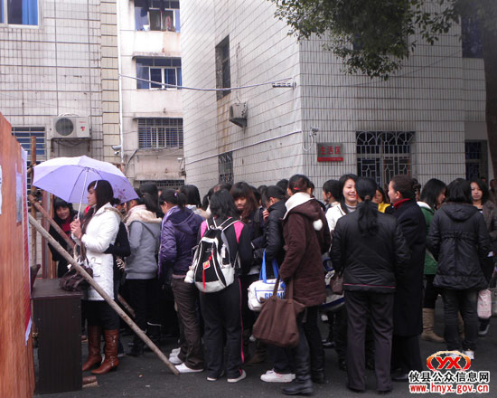 寒风冷雨中：攸县女青年参军体检现场“热”