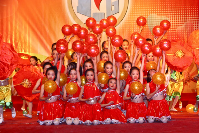 我县第四届教职工体育艺术节师生联欢晚会在艺术馆隆重举行