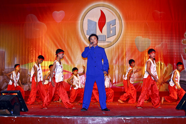 我县第四届教职工体育艺术节师生联欢晚会在艺术馆隆重举行