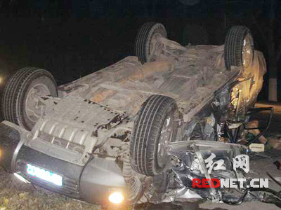 吉普车速过快四轮朝天 攸县消防成功救人