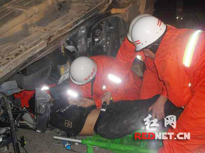 吉普车速过快四轮朝天 攸县消防成功救人