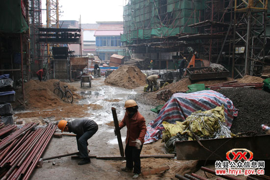 “双休”见闻：建筑工人在寒风中忙碌着
