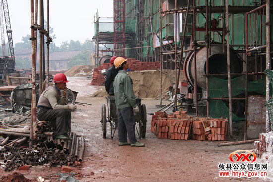 “双休”见闻：建筑工人在寒风中忙碌着