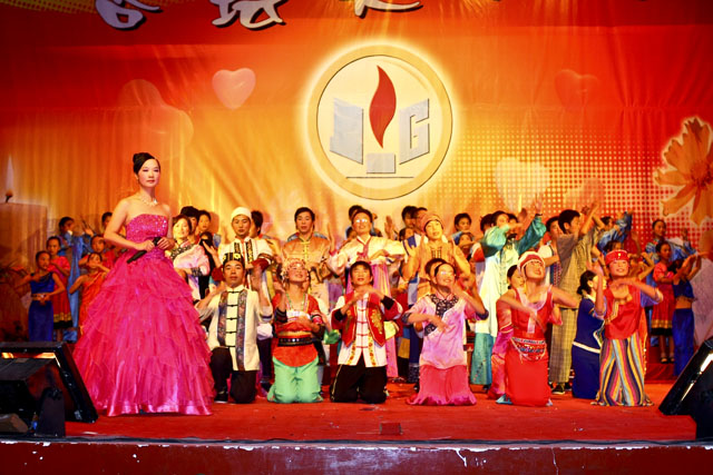 我县第四届教职工体育艺术节师生联欢晚会在艺术馆隆重举行