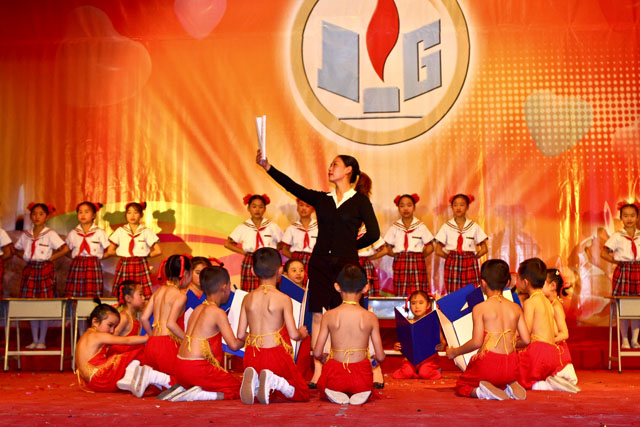 我县第四届教职工体育艺术节师生联欢晚会在艺术馆隆重举行