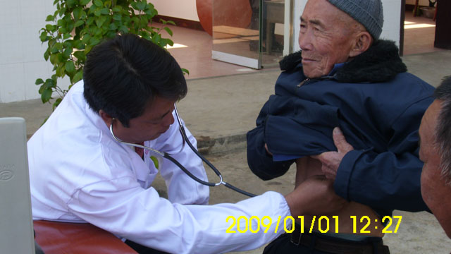 东风乡卫生院开展情系“夕阳”主题活动