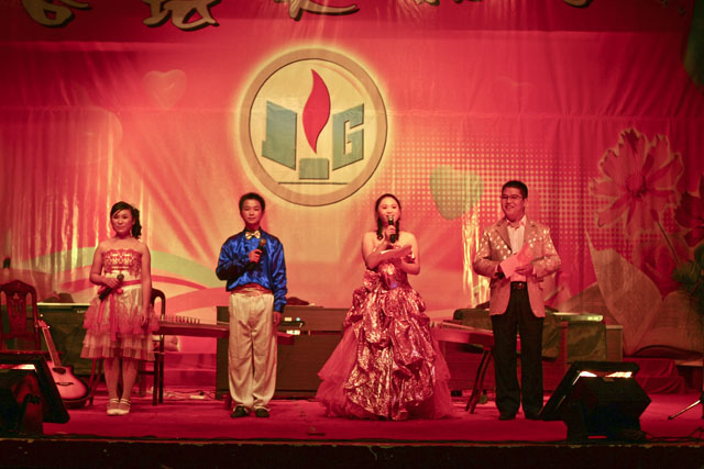 我县第四届教职工体育艺术节师生联欢晚会在艺术馆隆重举行