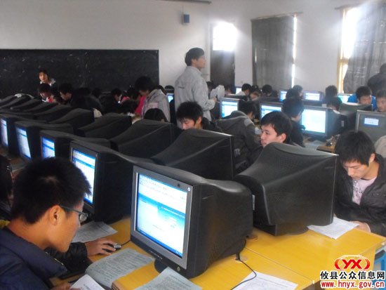 我县2010年高考共有4372名考生网上报名