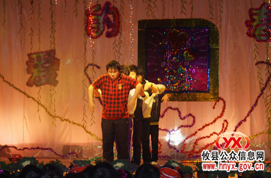 健坤学校初中部迎新年“爱心”晚会昨晚举行