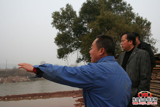 县农综办检查指导农综开发土地治理项目建设