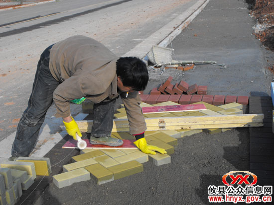 十大重点工程：县城滨江大道配套设施在加紧建设