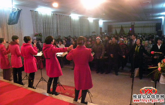 圣诞之夜，教堂演出引来众人观看