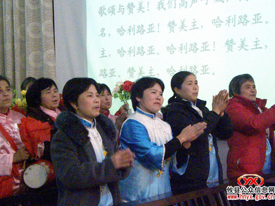 圣诞之夜，教堂演出引来众人观看