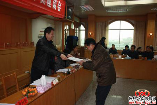 攸县法院召开人民陪审员座谈会