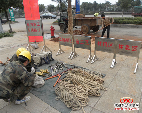 县电力部门抢修线路确保居民小区新年“电力十足”