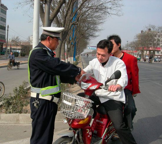 县交警大队开展交通安全管理百日大行动