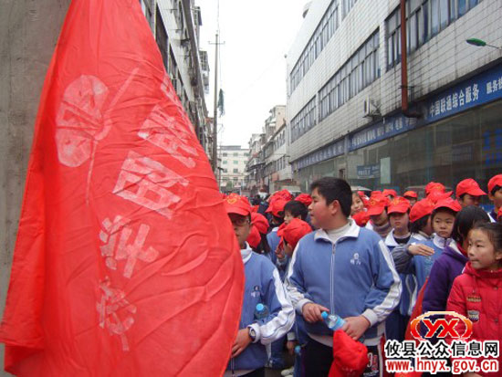 三创四化：团县委组织106名“小红帽”开展文明劝导