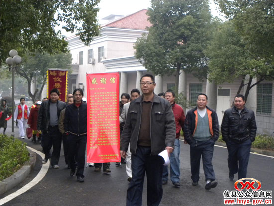 速写：出租车司机给县委、县政府送来感谢信