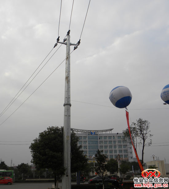 县电力部门抢修线路确保居民小区新年“电力十足”