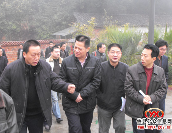 副市长李异建一行来我县视察农村环保工作