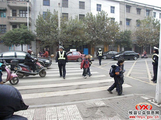 攸县交警乐当小学生的“保护神”