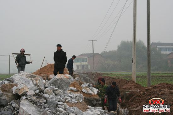 县农综办检查指导农综开发土地治理项目建设