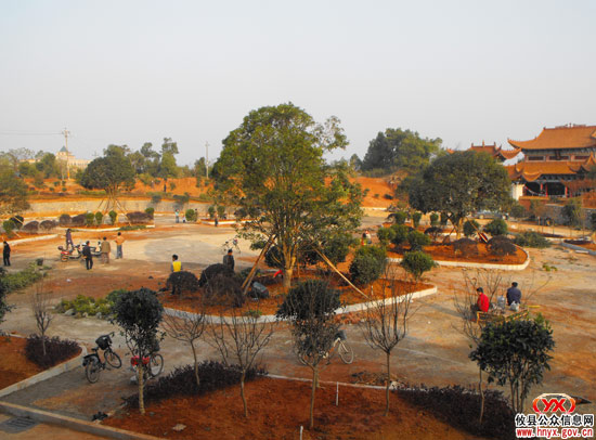 我县县城灵龟峰广场建设进入绿化阶段