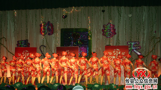 健坤学校初中部迎新年“爱心”晚会昨晚举行