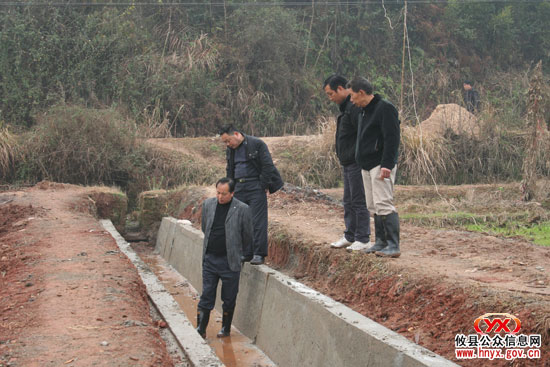 县农综办检查指导农综开发土地治理项目建设