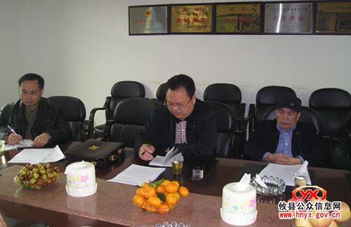 市农机局局长卢炜一行来我县检查农机化工作