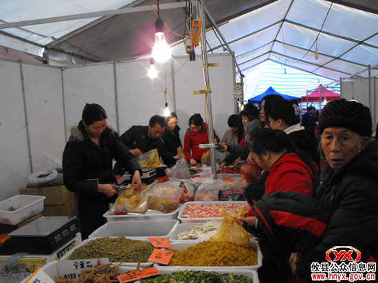 “双休”见闻：体育场展销会上顾客逐日增加