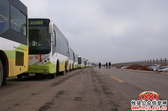 三创四化：我县新购的第二批公交车已经运抵县城